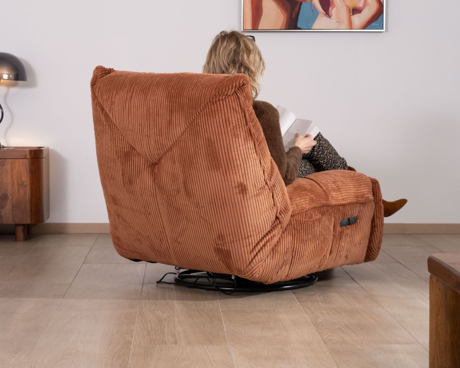 Fauteuil enveloppant en velours côtelé terracotta "Cascada" rotatif avec repose-pieds relevable