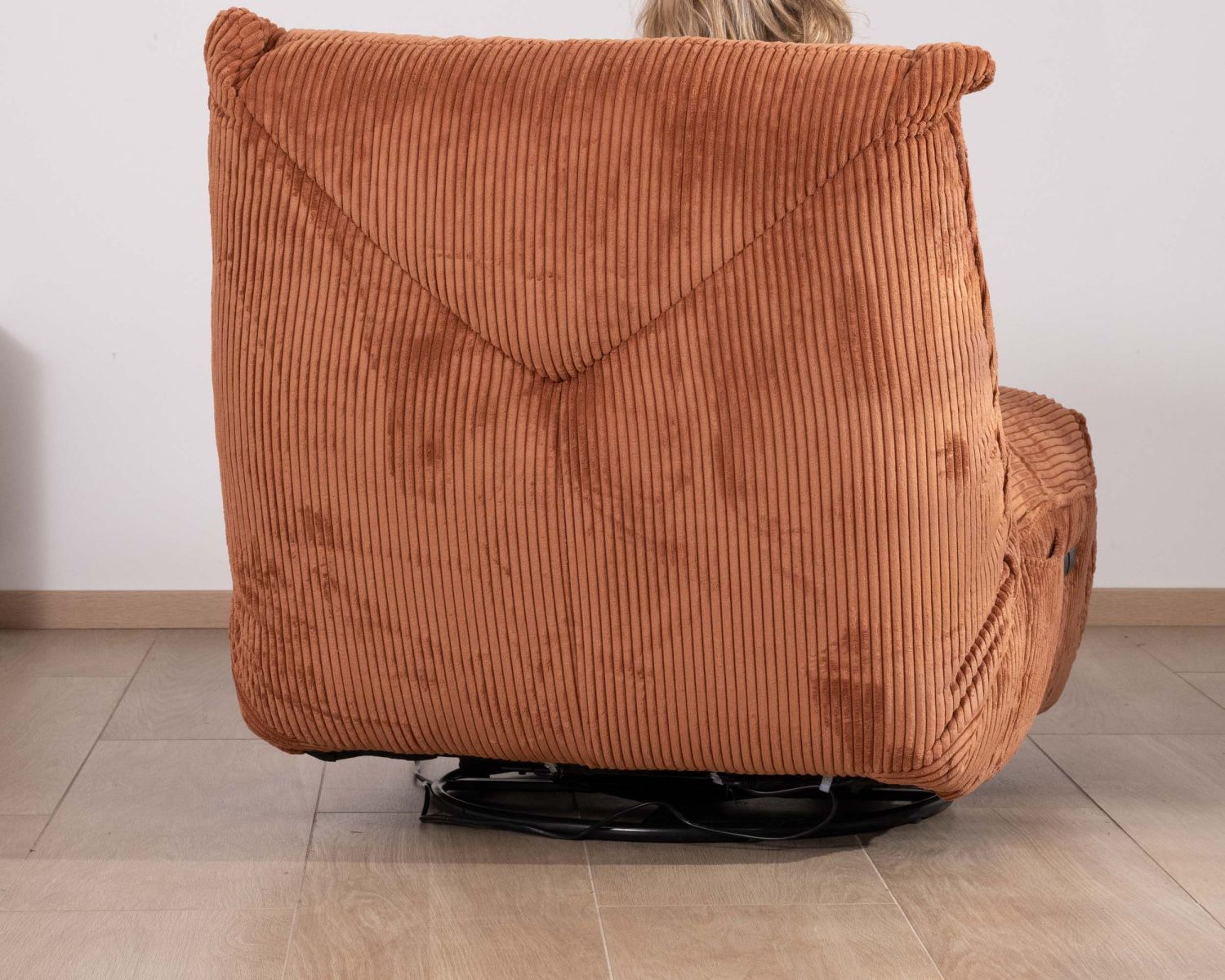 Fauteuil enveloppant en velours côtelé terracotta "Cascada" rotatif avec repose-pieds relevable