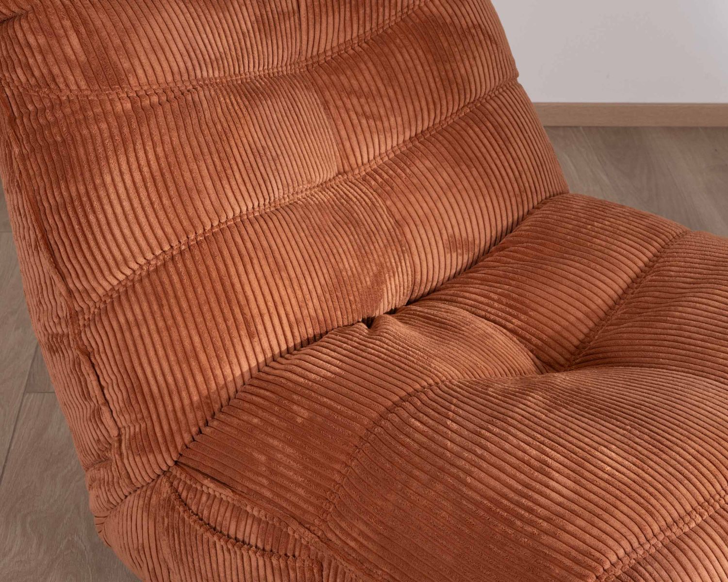 Fauteuil enveloppant en velours côtelé terracotta "Cascada" rotatif avec repose-pieds relevable