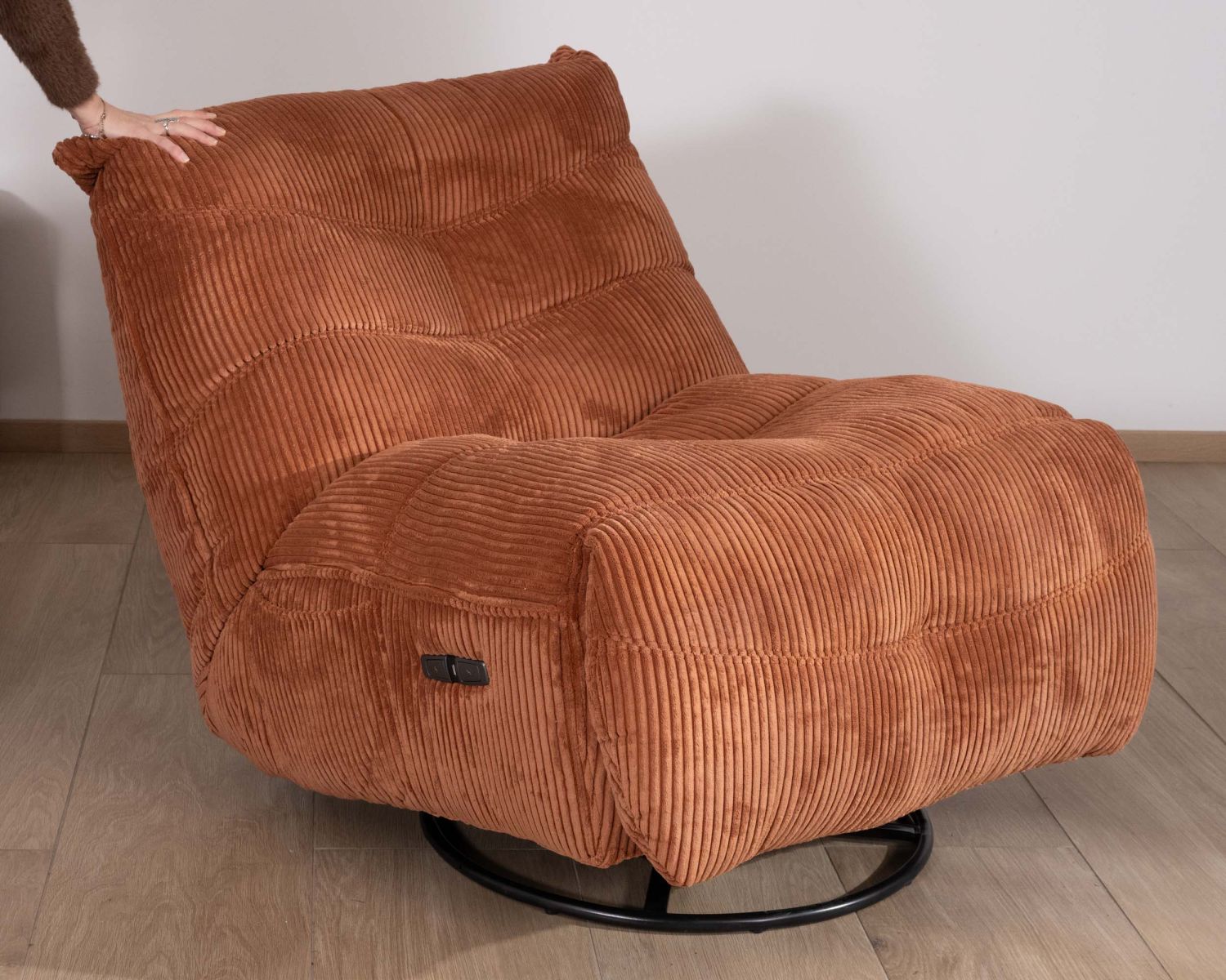 Fauteuil enveloppant en velours côtelé terracotta "Cascada" rotatif avec repose-pieds relevable