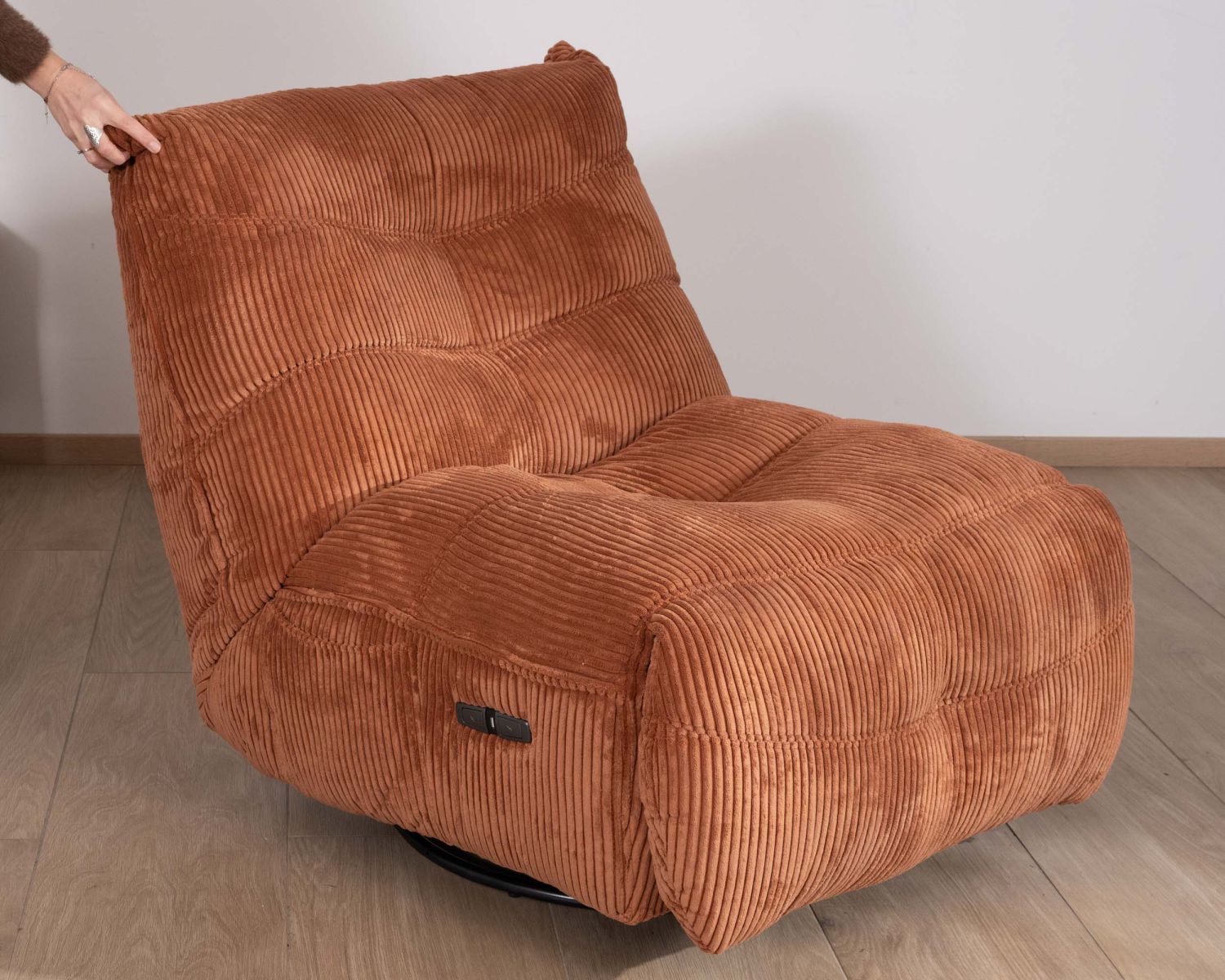 Fauteuil enveloppant en velours côtelé terracotta "Cascada" rotatif avec repose-pieds relevable