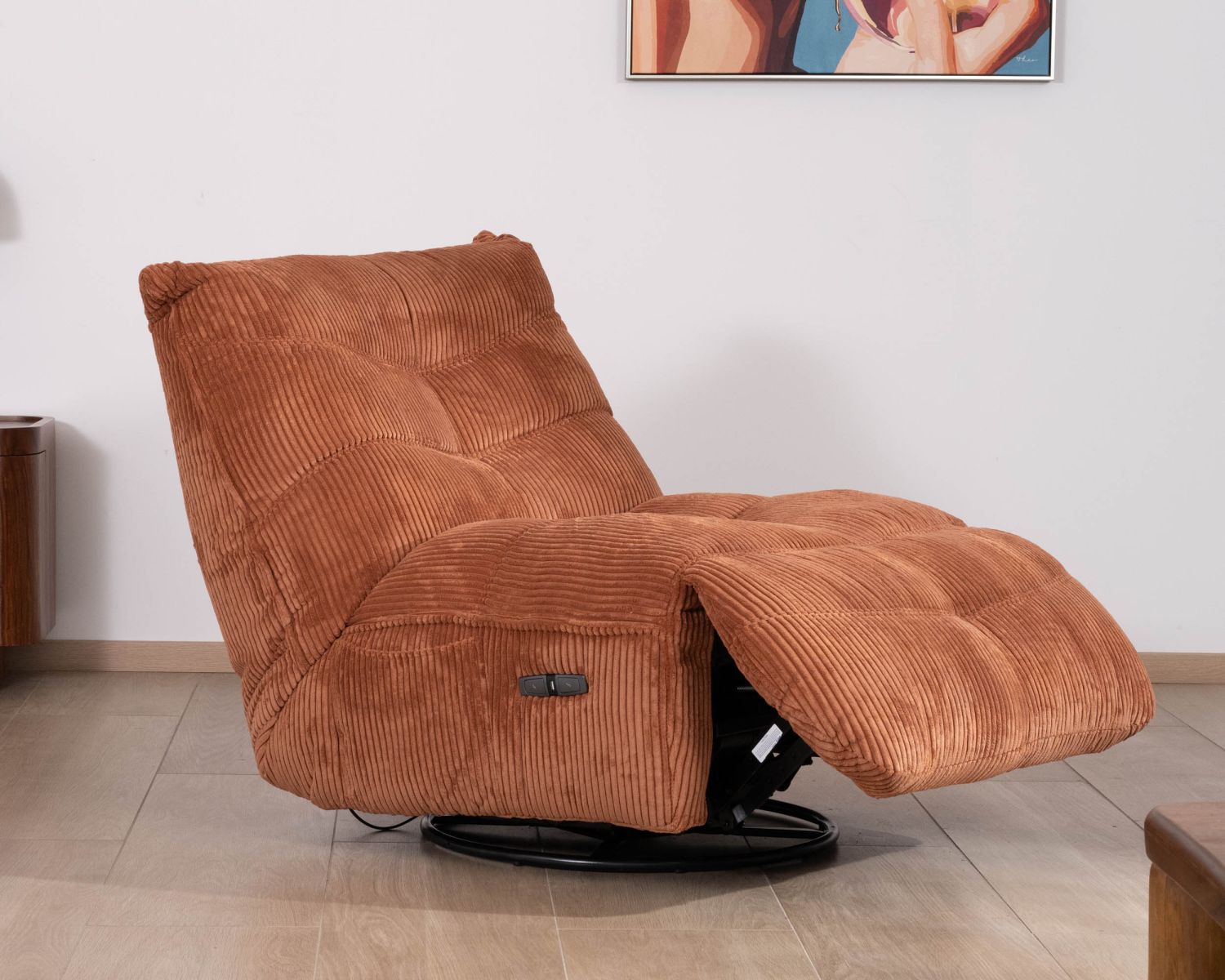 Fauteuil enveloppant en velours côtelé terracotta "Cascada" rotatif avec repose-pieds relevable