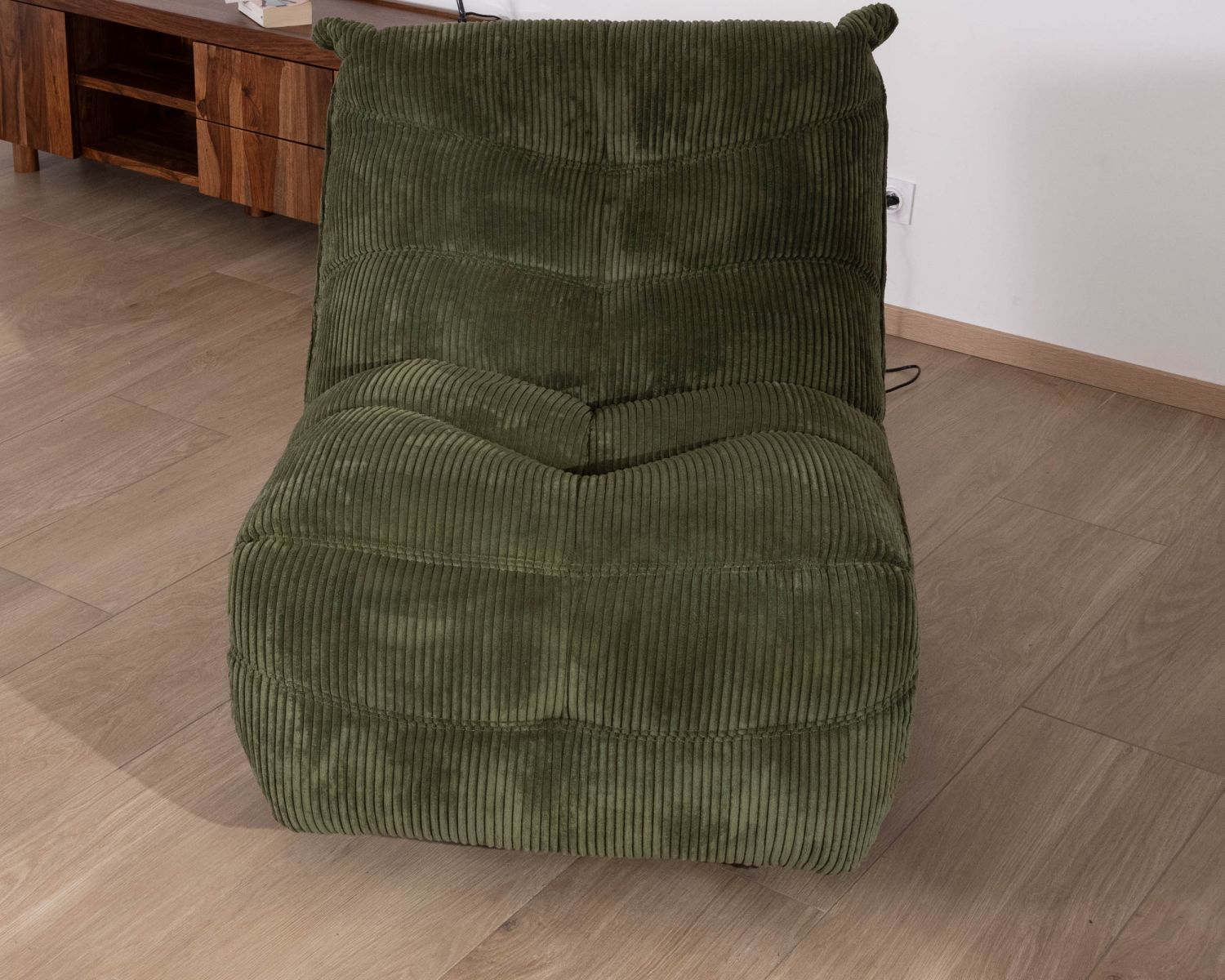 Fauteuil relax esprit cosy en velours côtelé vert "Cascada" avec inclinaison électrique
