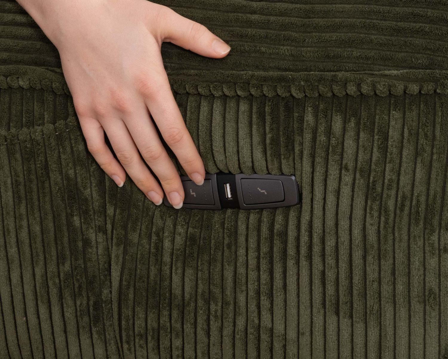 Fauteuil relax esprit cosy en velours côtelé vert "Cascada" avec inclinaison électrique