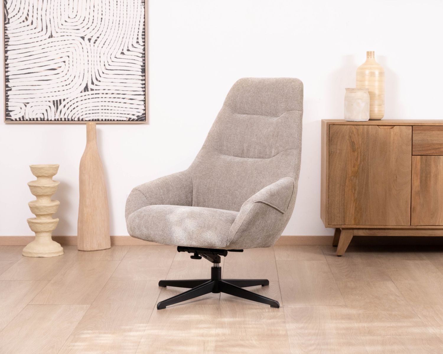 Fauteuil lounge pivotant et inclinable “Mado” en tissu bouclette taupe, design enveloppant et confortable
