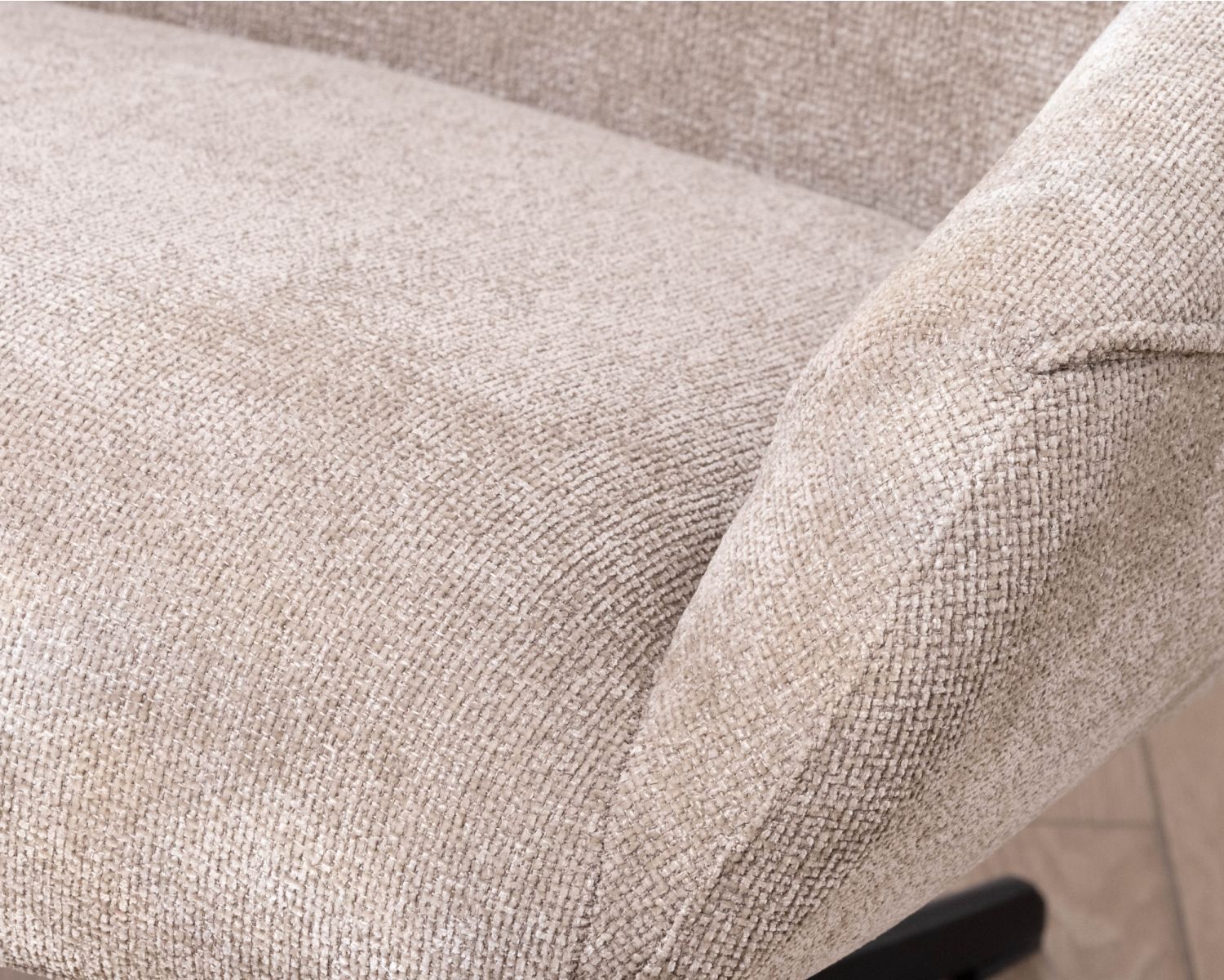 Fauteuil lounge pivotant et inclinable “Mado” en tissu bouclette taupe, design enveloppant et confortable