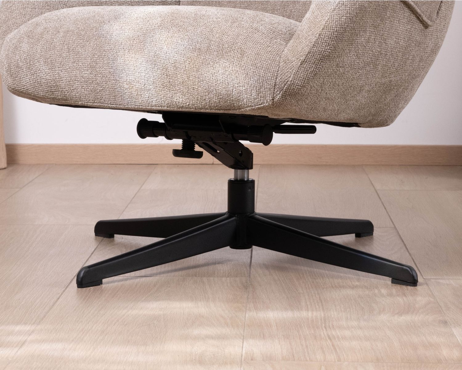 Fauteuil lounge pivotant et inclinable “Mado” en tissu bouclette taupe, design enveloppant et confortable