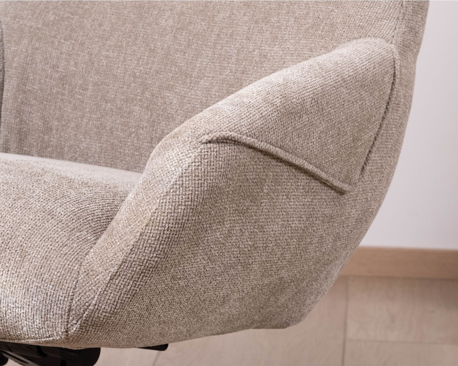 Fauteuil lounge pivotant et inclinable “Mado” en tissu bouclette taupe, design enveloppant et confortable