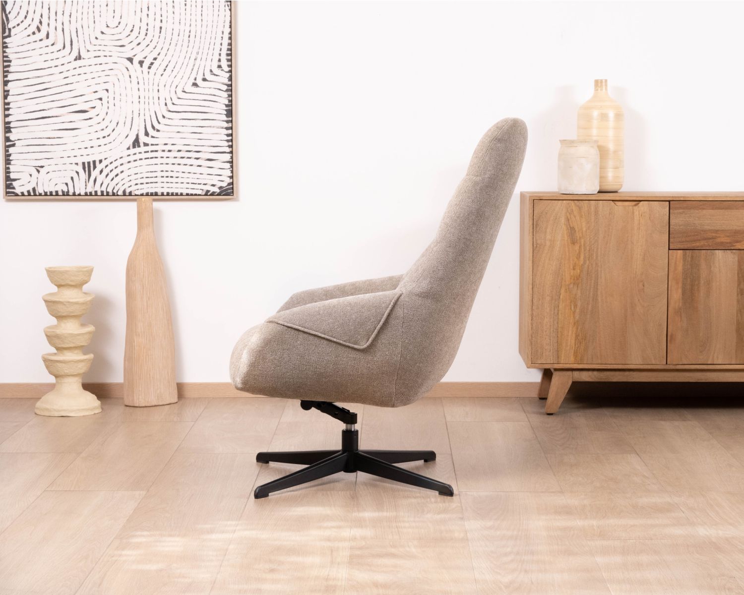 Fauteuil lounge pivotant et inclinable “Mado” en tissu bouclette taupe, design enveloppant et confortable