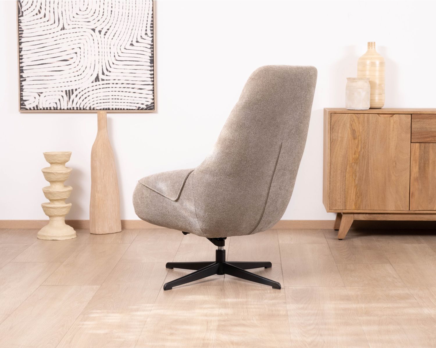 Fauteuil lounge pivotant et inclinable “Mado” en tissu bouclette taupe, design enveloppant et confortable