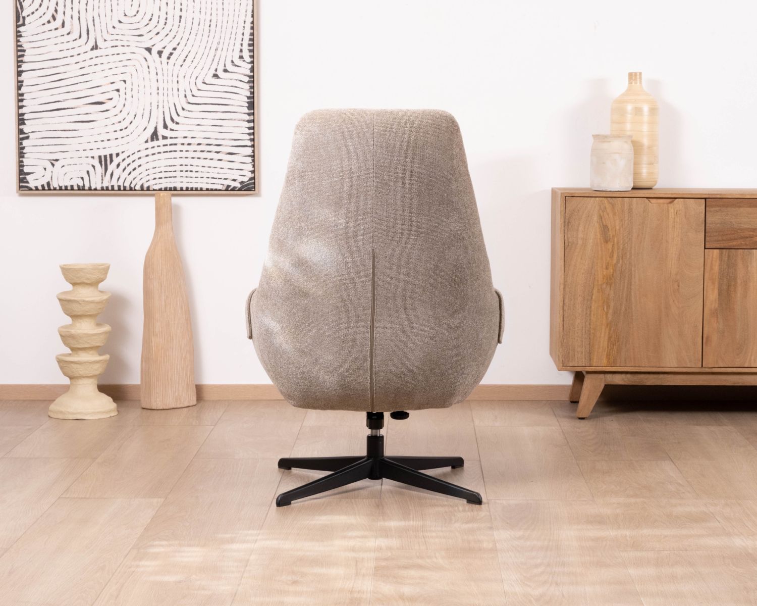 Fauteuil lounge pivotant et inclinable “Mado” en tissu bouclette taupe, design enveloppant et confortable
