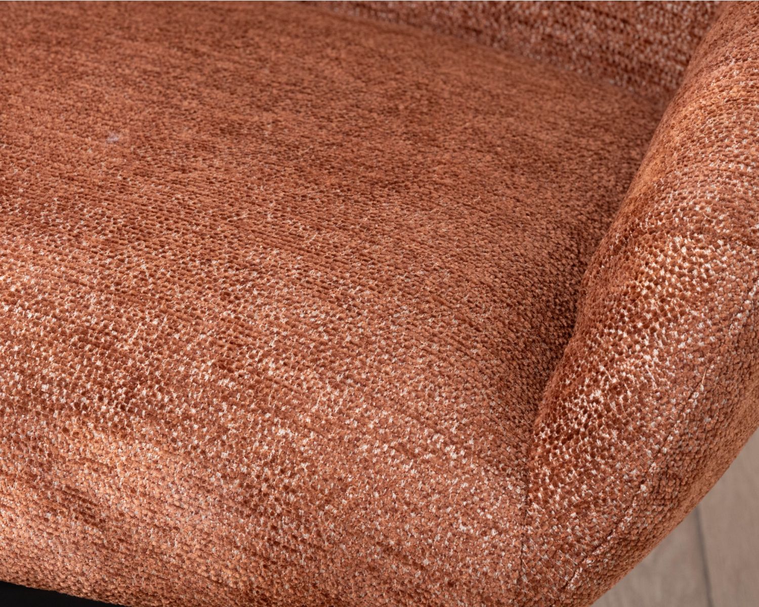 Fauteuil pivotant et inclinable “Mado” en tissu bouclette terracotta, silhouette organique