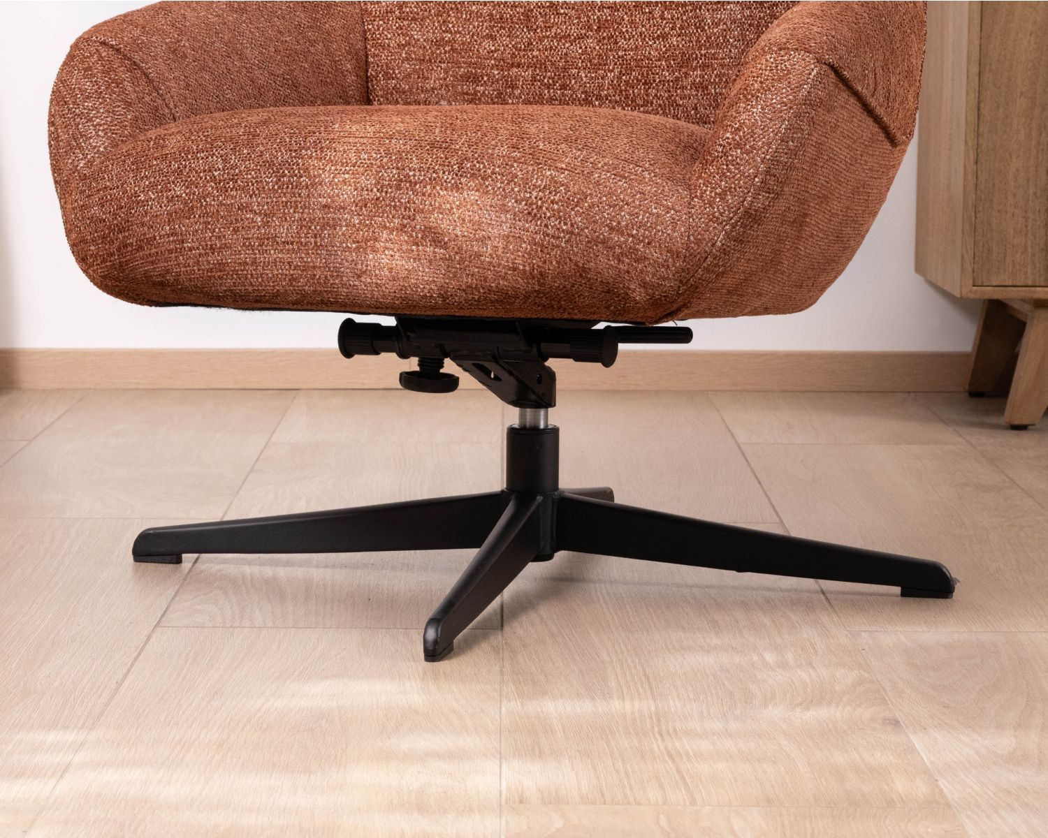 Fauteuil pivotant et inclinable “Mado” en tissu bouclette terracotta, silhouette organique