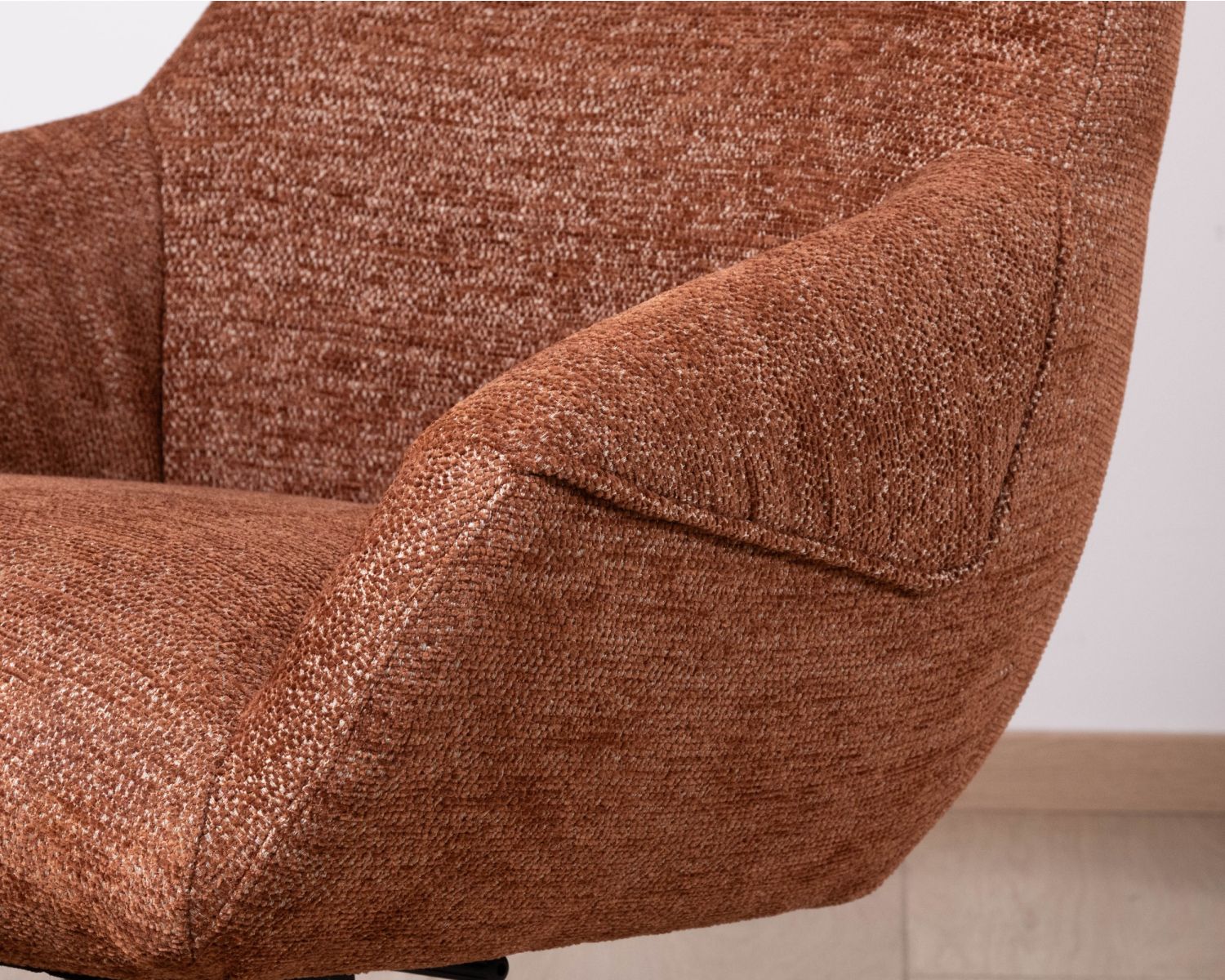 Fauteuil pivotant et inclinable “Mado” en tissu bouclette terracotta, silhouette organique