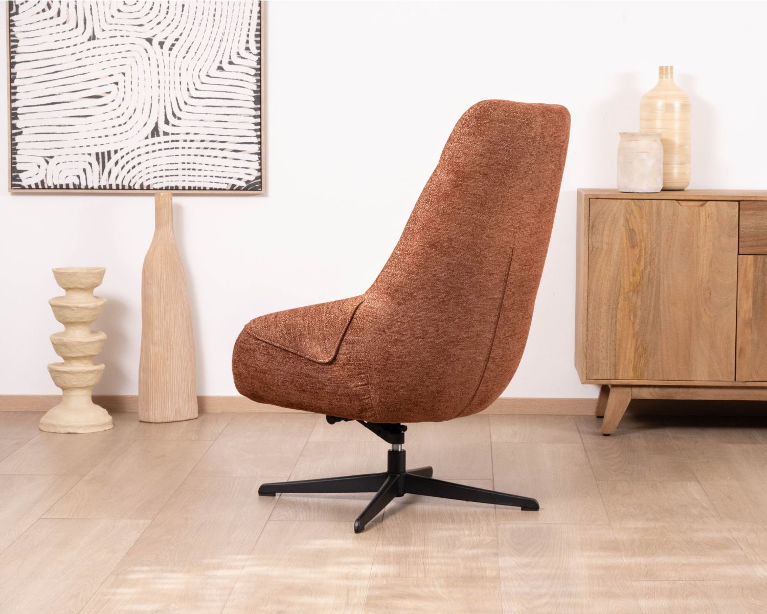 Fauteuil pivotant et inclinable “Mado” en tissu bouclette terracotta, silhouette organique
