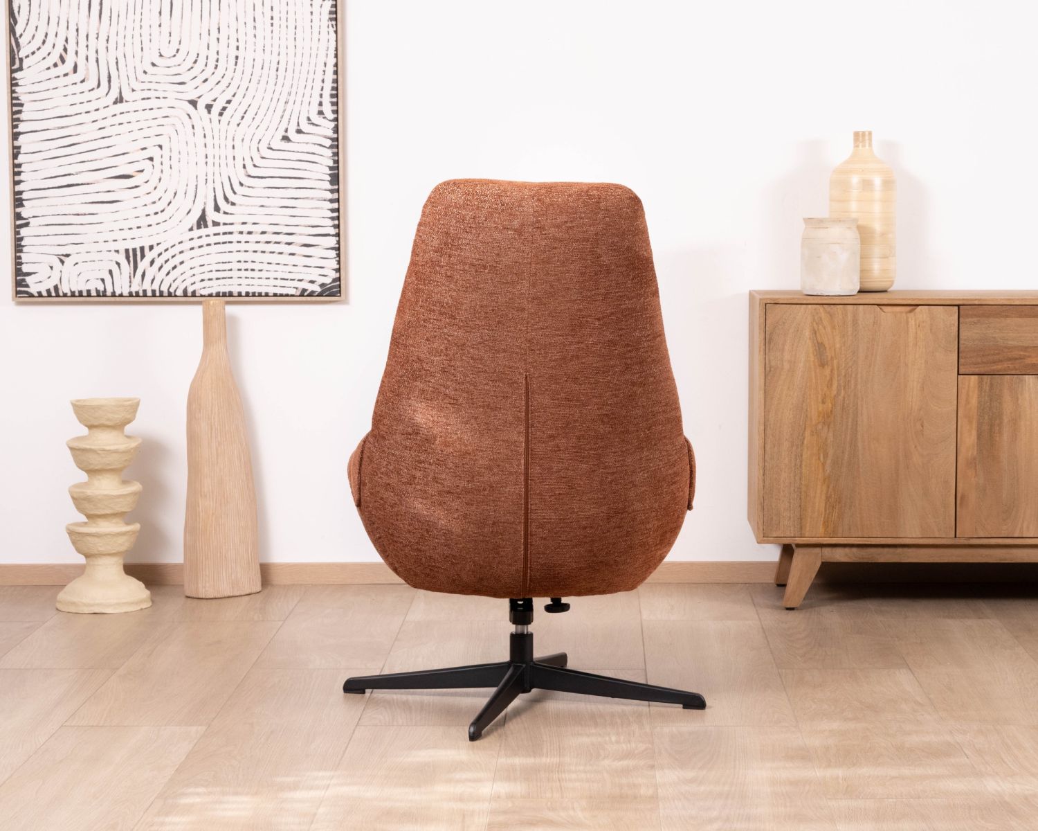 Fauteuil pivotant et inclinable “Mado” en tissu bouclette terracotta, silhouette organique