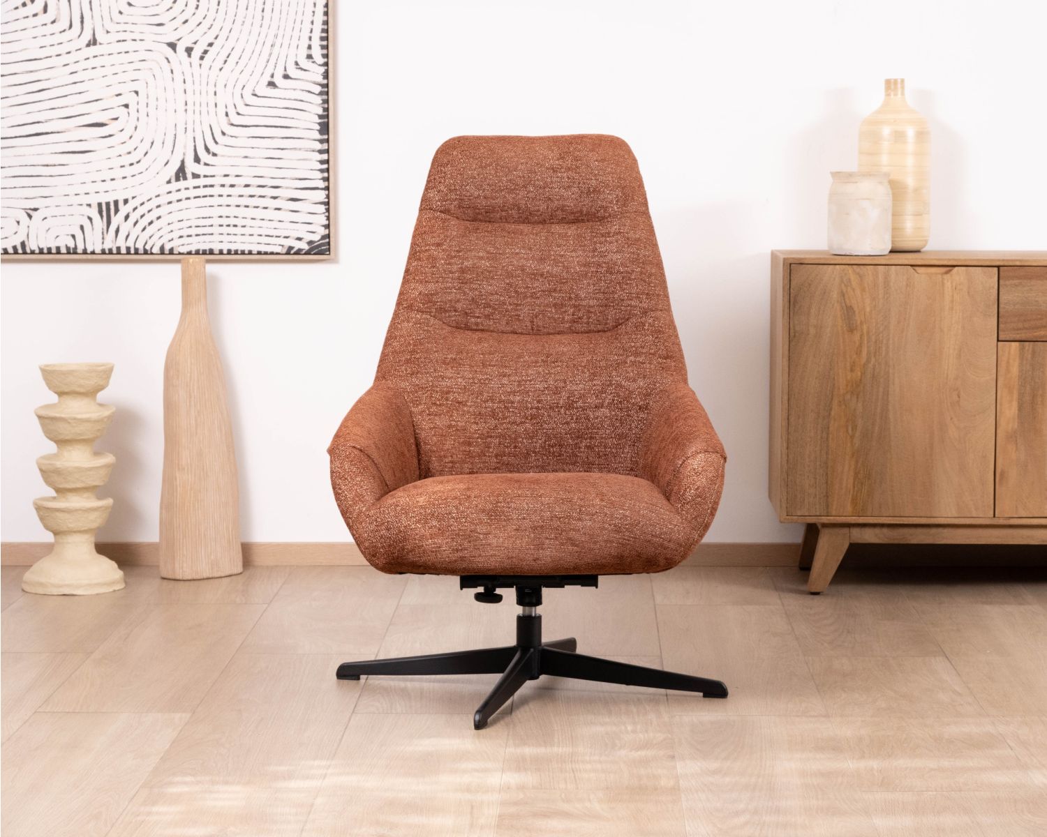 Fauteuil pivotant et inclinable “Mado” en tissu bouclette terracotta, silhouette organique