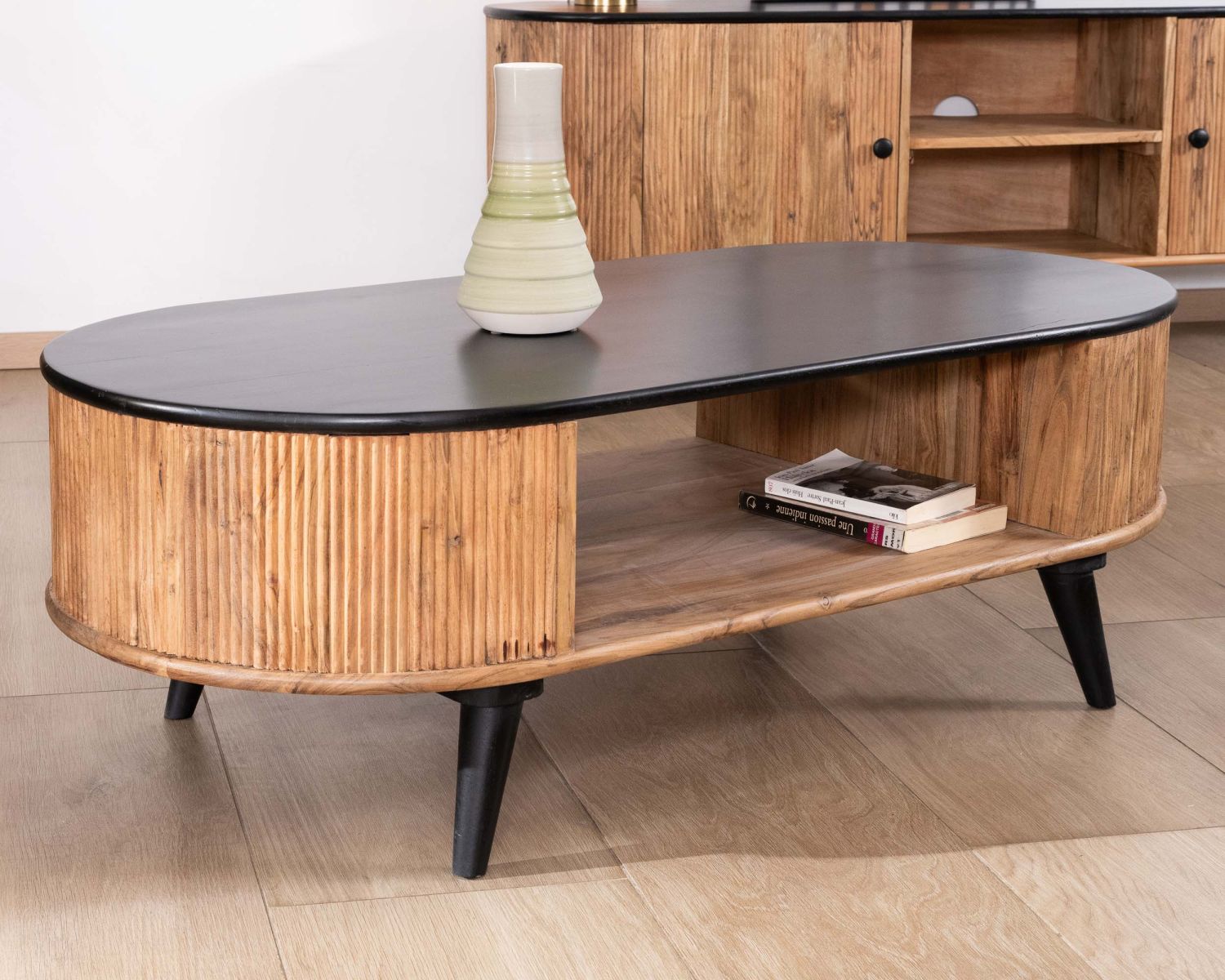Table basse vintage design arrondi en acacia naturel et noir "Boogie"