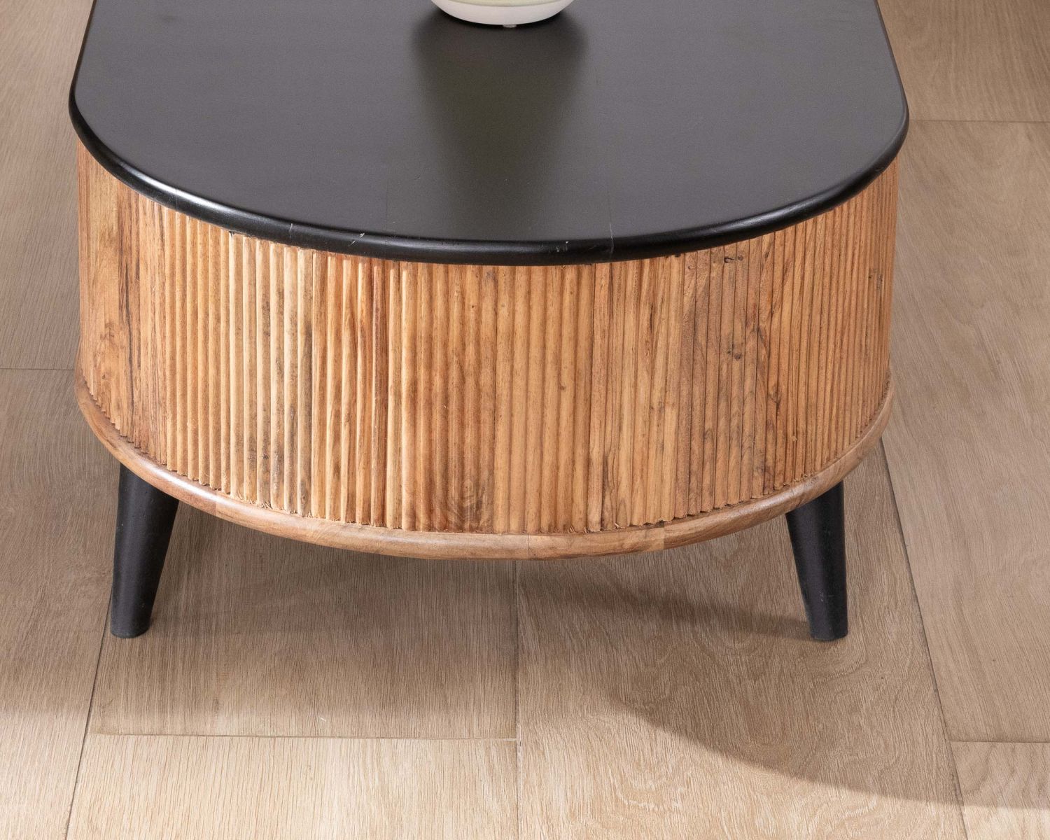 Table basse vintage design arrondi en acacia naturel et noir "Boogie"