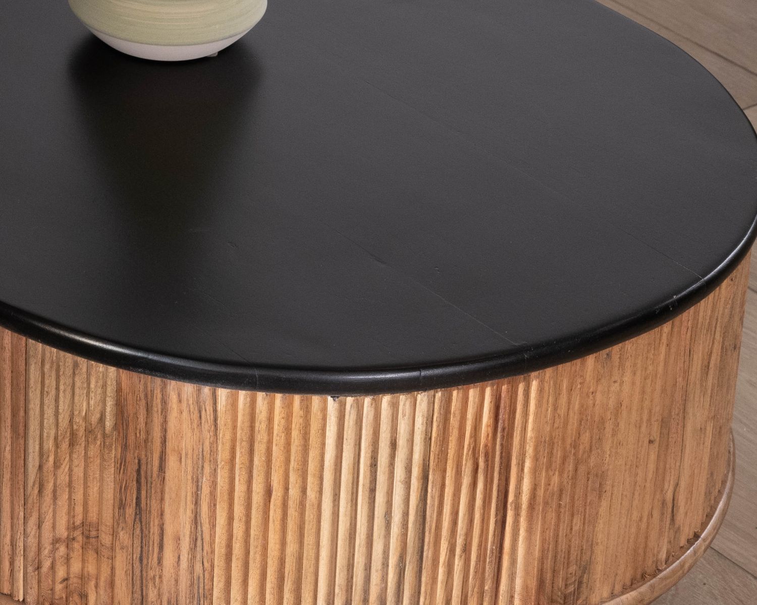 Table basse vintage design arrondi en acacia naturel et noir "Boogie"