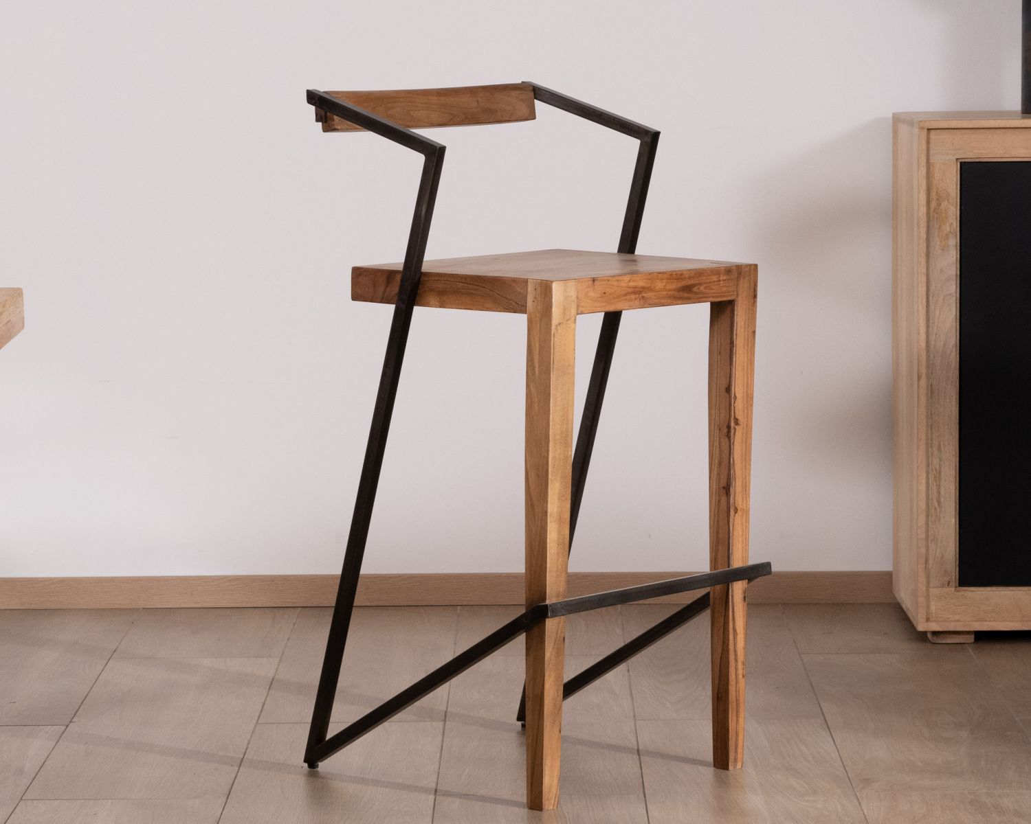 Lot de 2 chaises de bar ultra design en métal et acacia "Elki"