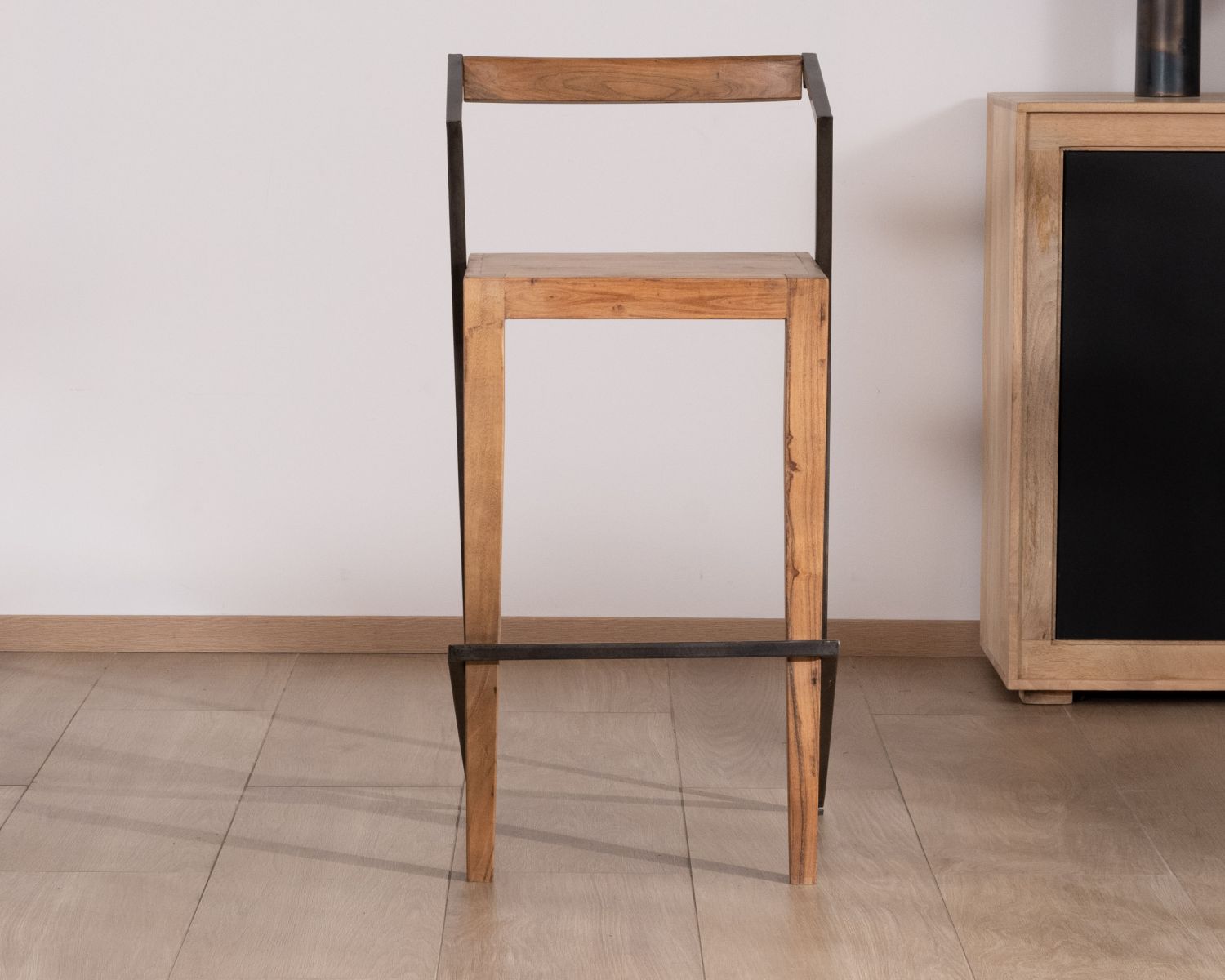 Lot de 2 chaises de bar ultra design en métal et acacia "Elki"