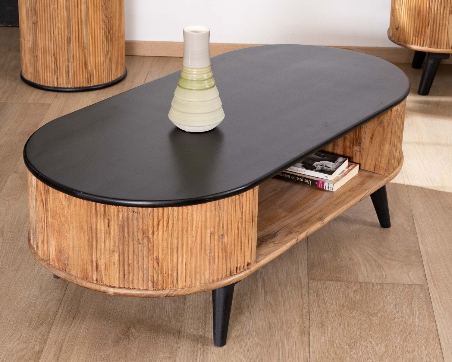 Table basse vintage design arrondi en acacia naturel et noir "Boogie"