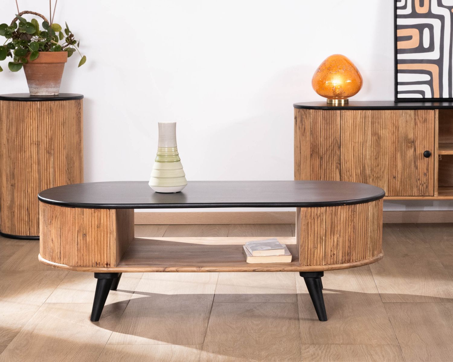 Table basse vintage design arrondi en acacia naturel et noir "Boogie"