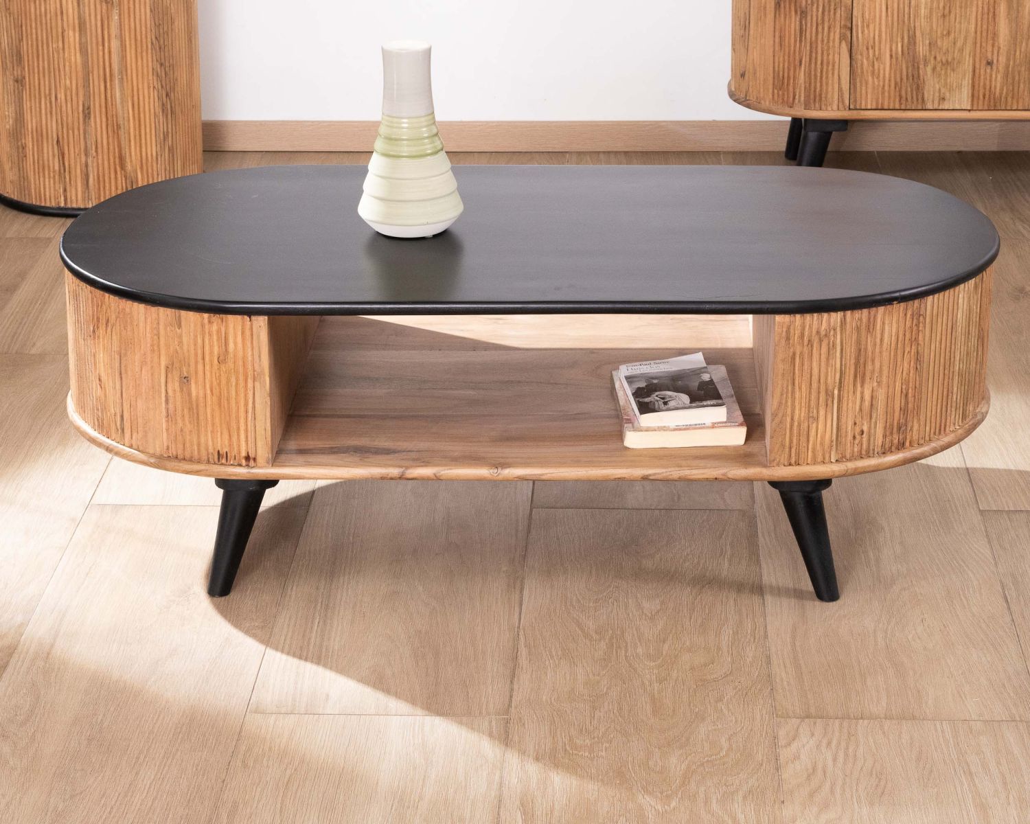 Table basse vintage design arrondi en acacia naturel et noir "Boogie"