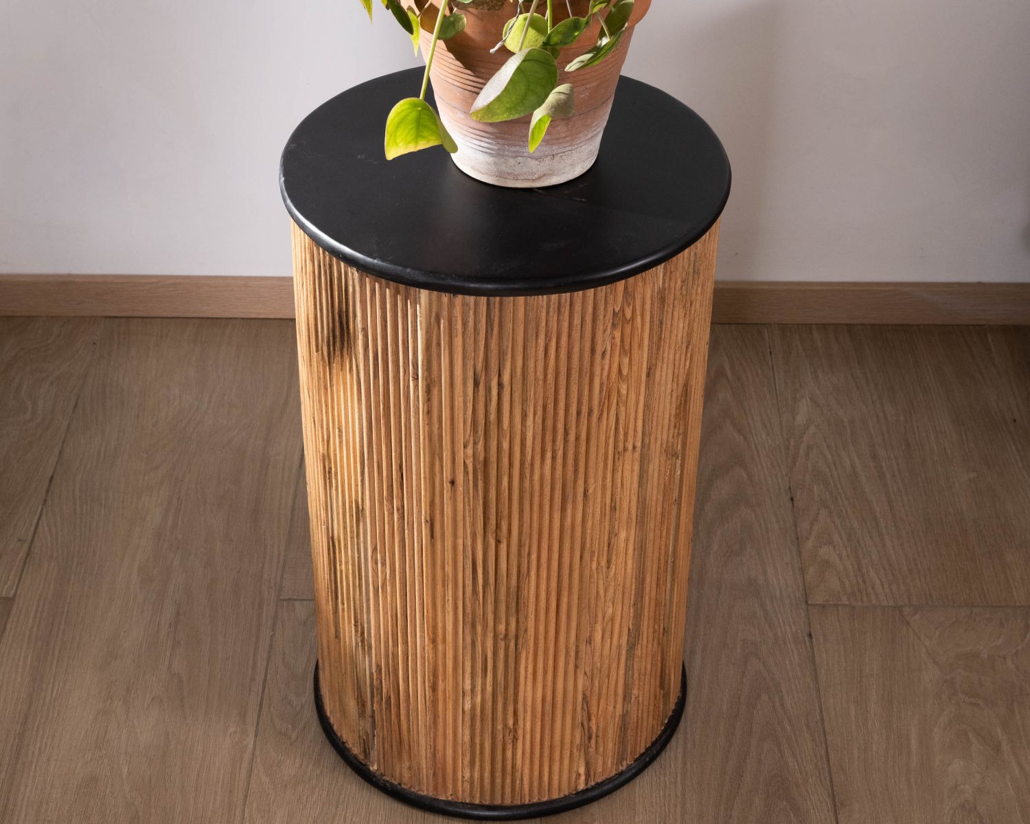 Tabouret cannelé bicolore en acacia finition huilée "Boogie" style vintage