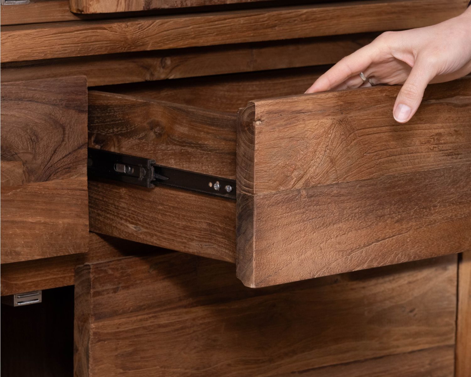 Vaisselier contemporain en teck recyclé et portes vitrées "Kayoa"