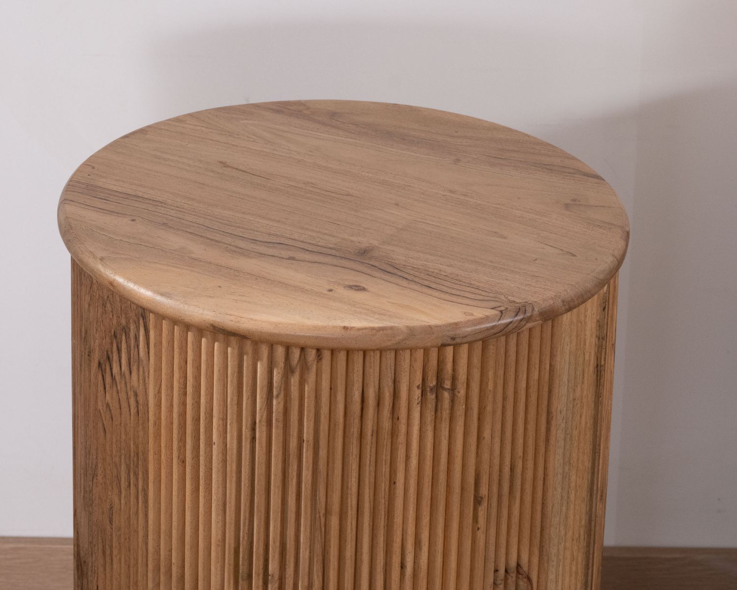 Tabouret cannelé en acacia finition huilée "Boomer" style vintage