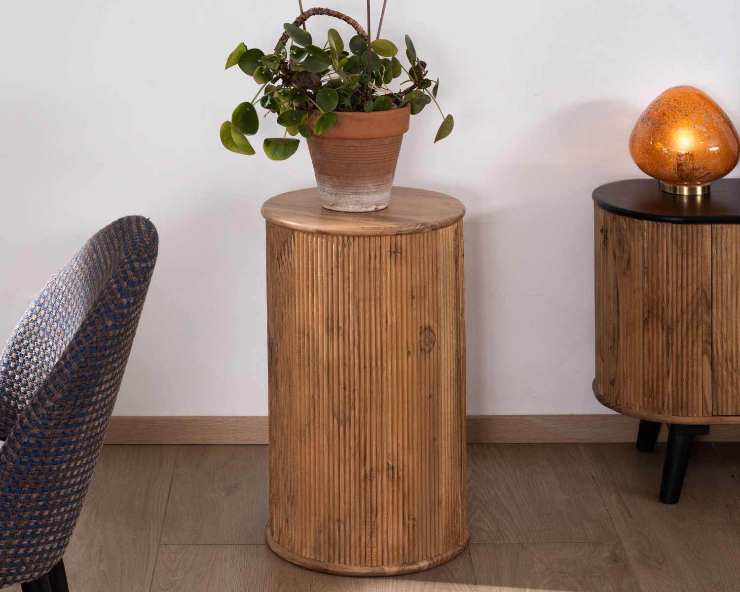 Tabouret cannelé en acacia finition huilée "Boomer" style vintage