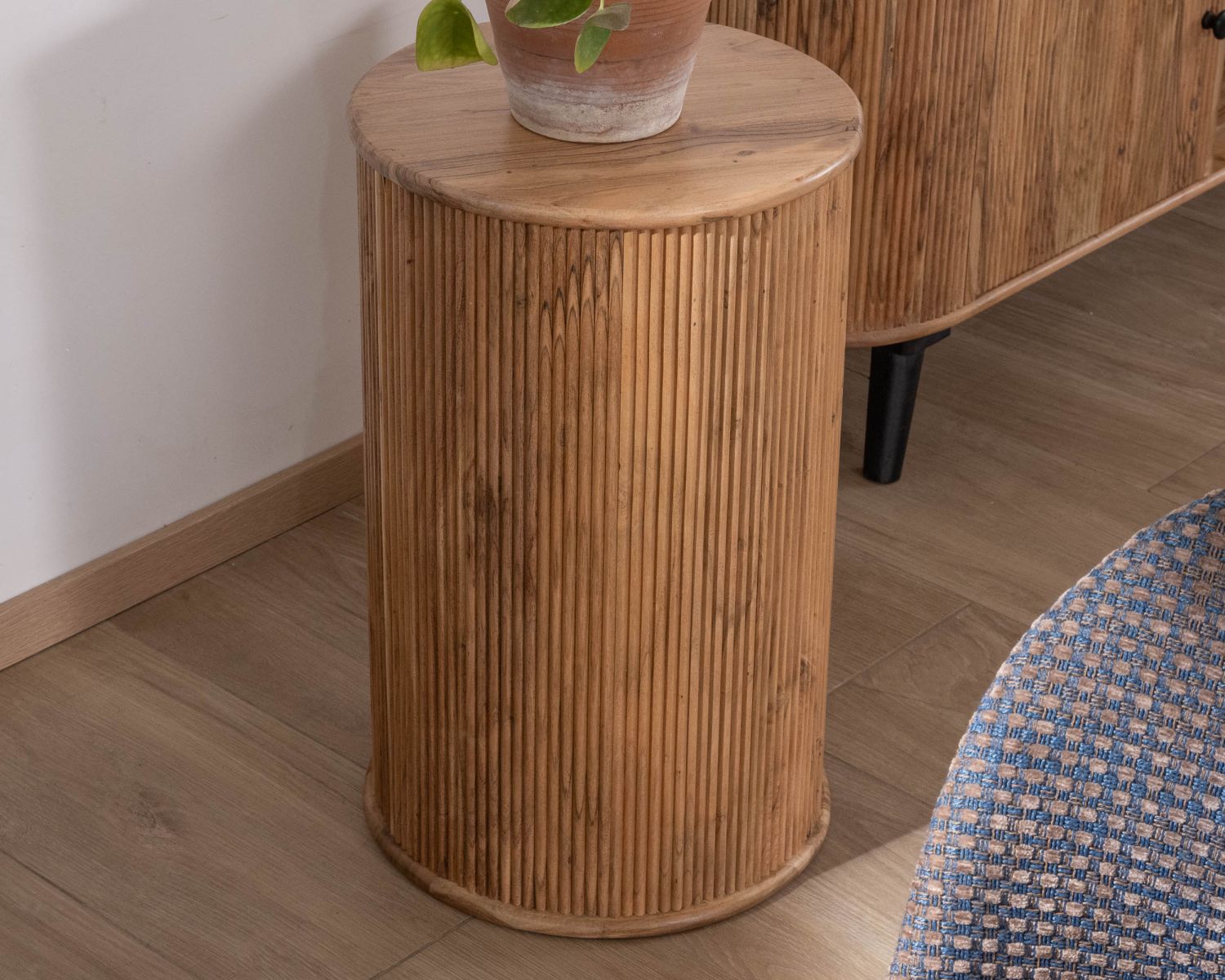 Tabouret cannelé en acacia finition huilée "Boomer" style vintage