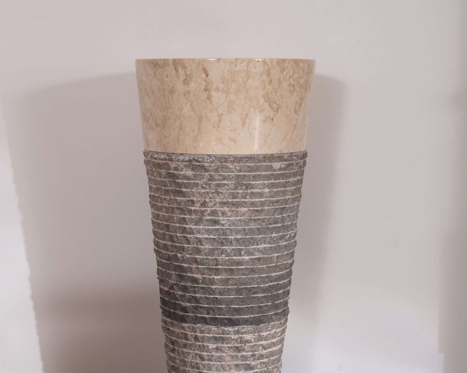 Vasque piédestal en marbre gris et noir double texture "Stone"