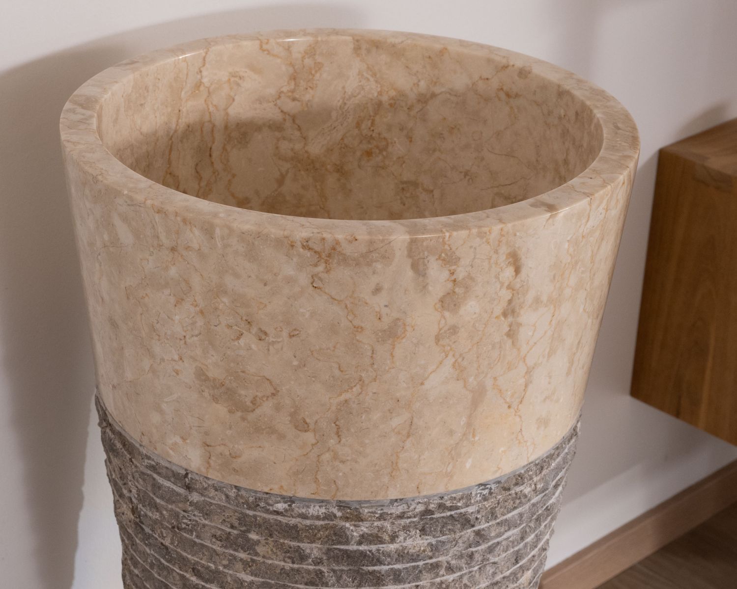 Vasque piédestal en marbre gris et noir double texture "Stone"