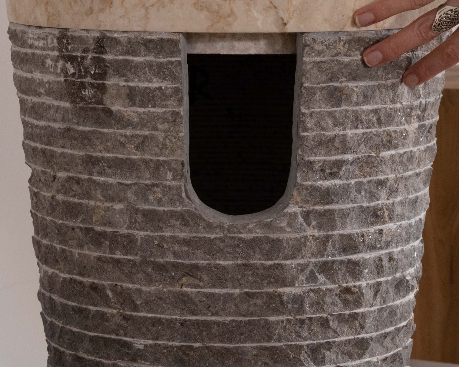 Vasque piédestal en marbre gris et noir double texture "Stone"