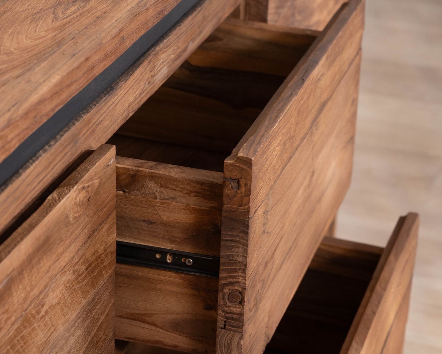 Buffet graphique 2 portes en bois recyclé de teck "Kayoa" style contemporain