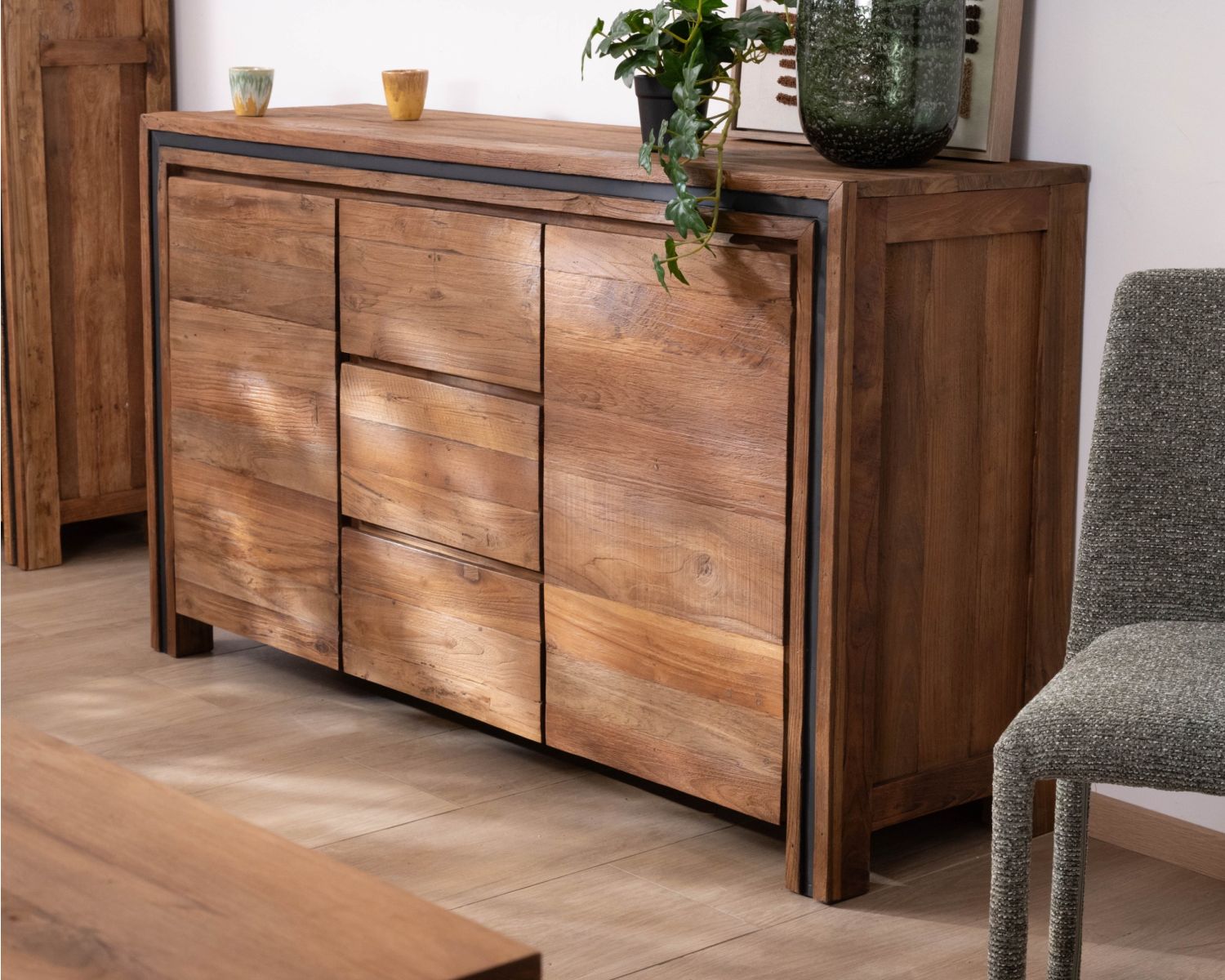 Buffet graphique 2 portes en bois recyclé de teck "Kayoa" style contemporain