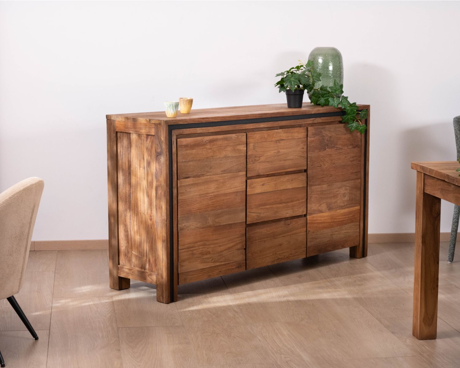 Buffet graphique 2 portes en bois recyclé de teck "Kayoa" style contemporain