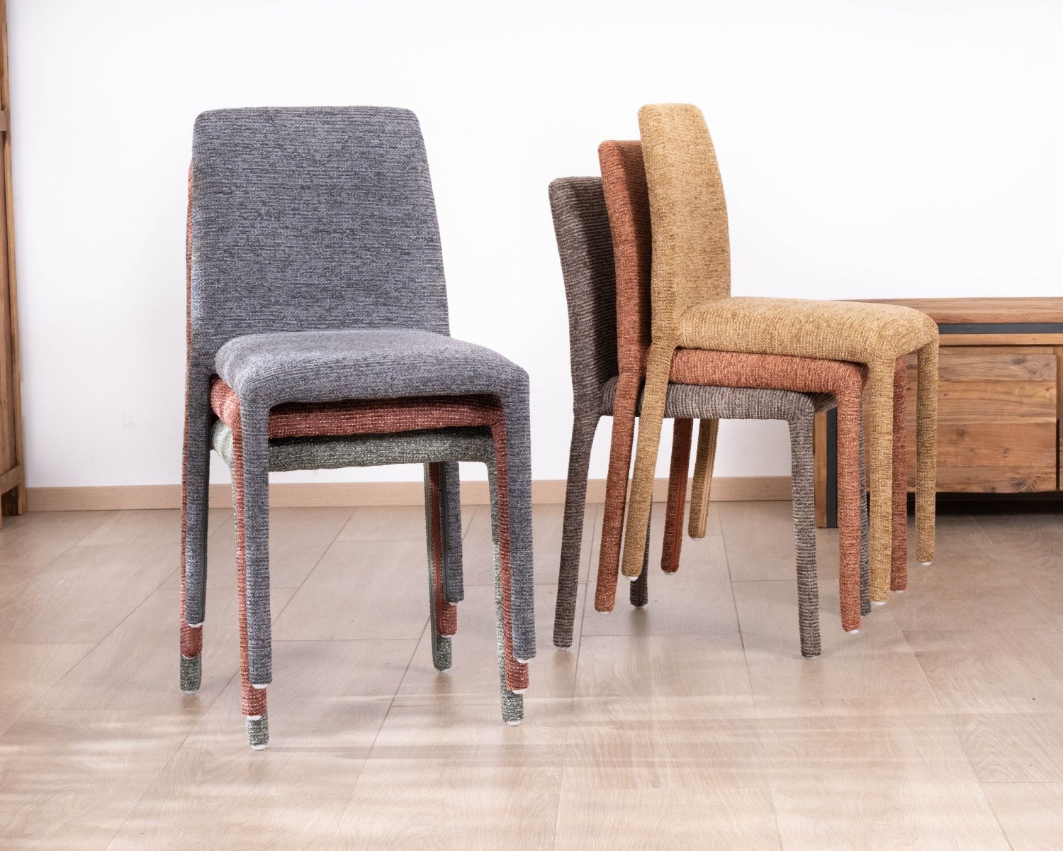 Lot de 4 chaises de repas empilables en tissu gris graphite texturé “Otto” 