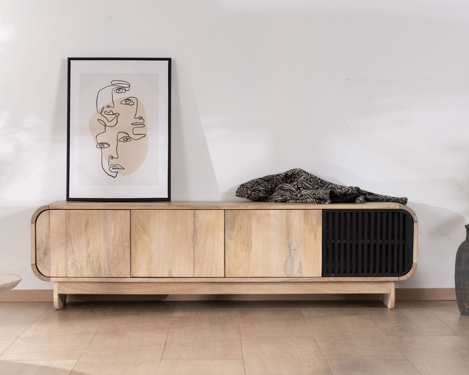 Banc TV 4 portes 180 cm en manguier avec porte déco noire "Jappy"