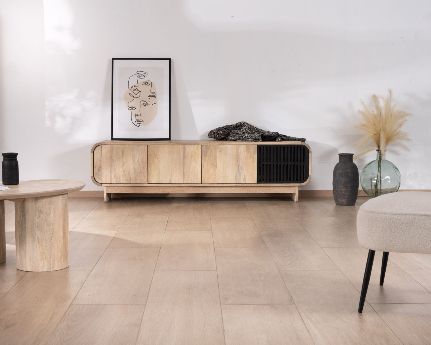 Banc TV 4 portes 180 cm en manguier avec porte déco noire "Jappy"