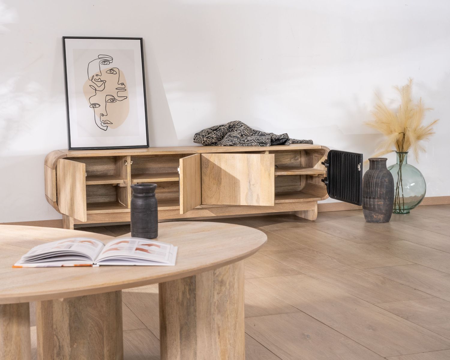 Banc TV 4 portes 180 cm en manguier avec porte déco noire "Jappy"