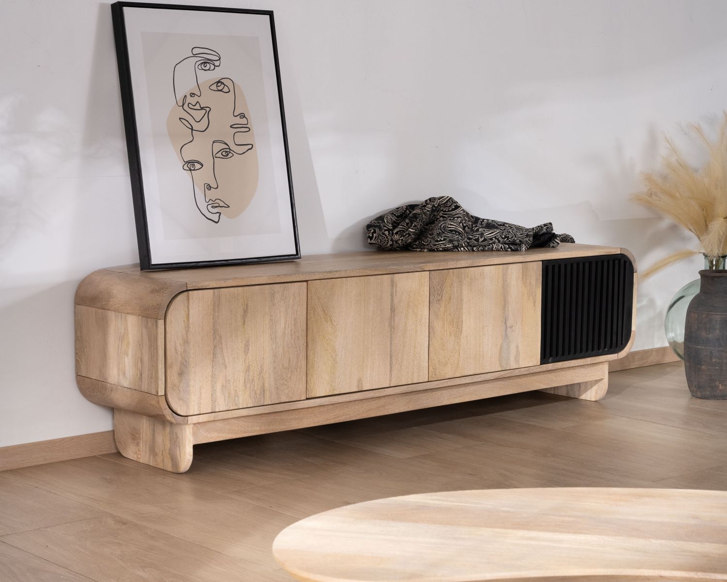 Banc TV 4 portes 180 cm en manguier avec porte déco noire "Jappy"