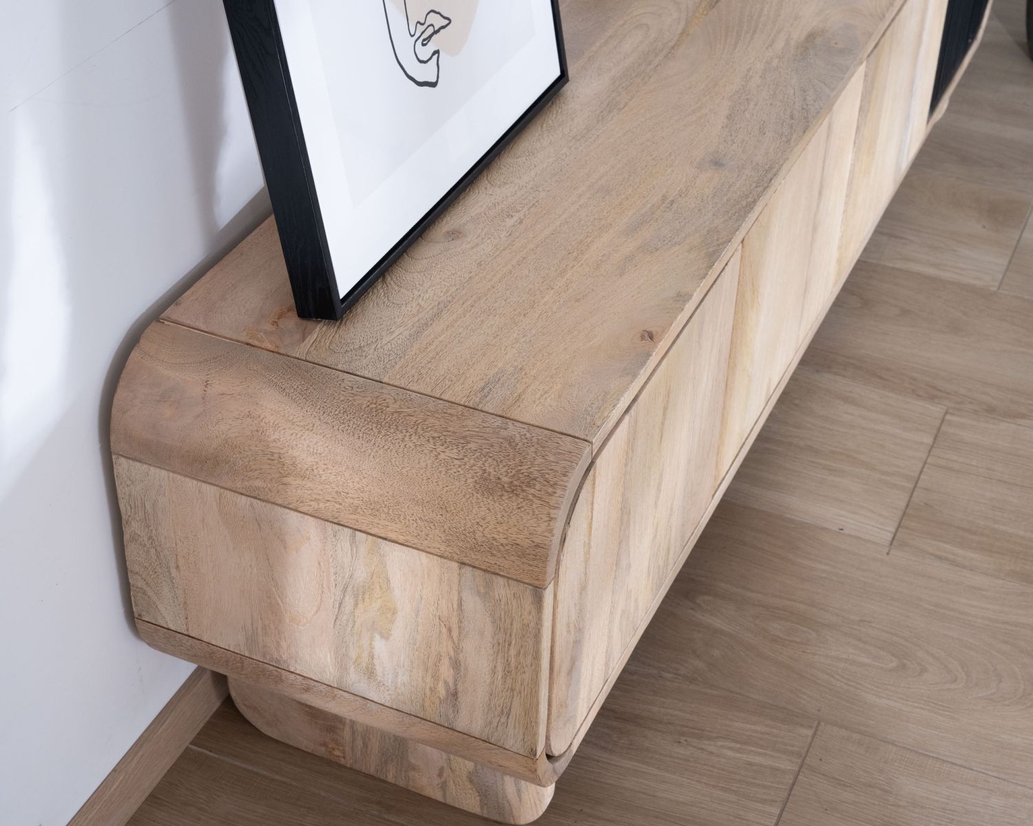 Banc TV 4 portes 180 cm en manguier avec porte déco noire "Jappy"