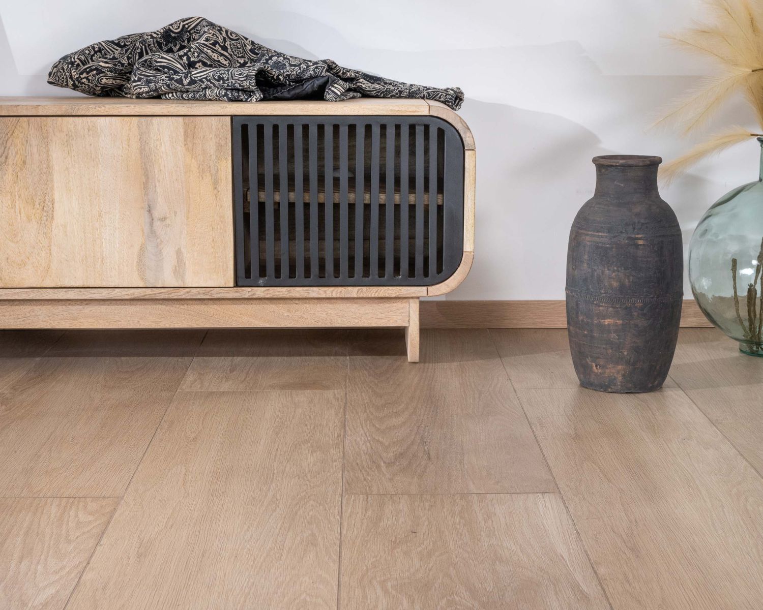 Banc TV 4 portes 180 cm en manguier avec porte déco noire "Jappy"