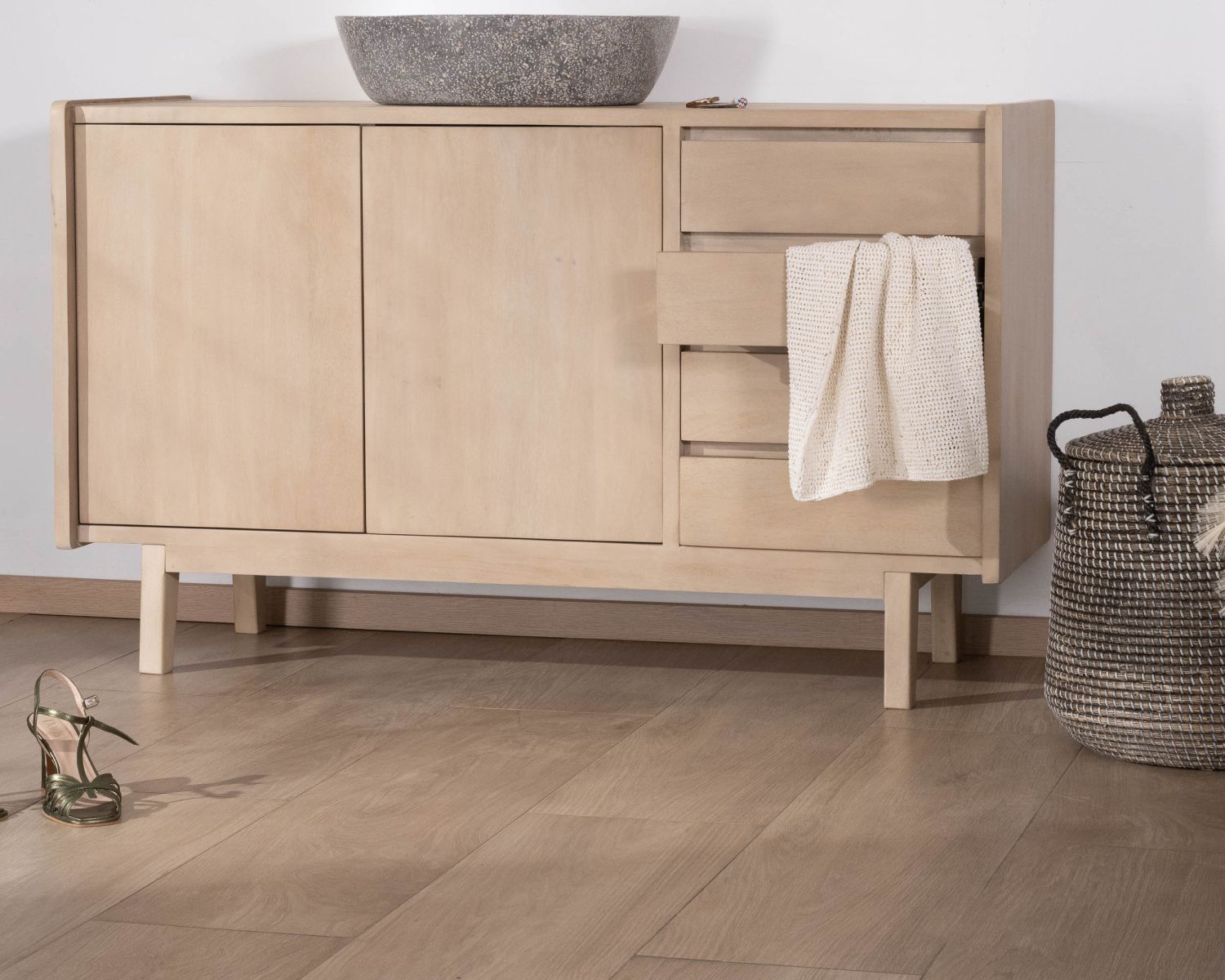 Meuble sous vasque 140 cm en manguier blanchi avec portes et tiroirs "Kahiko"