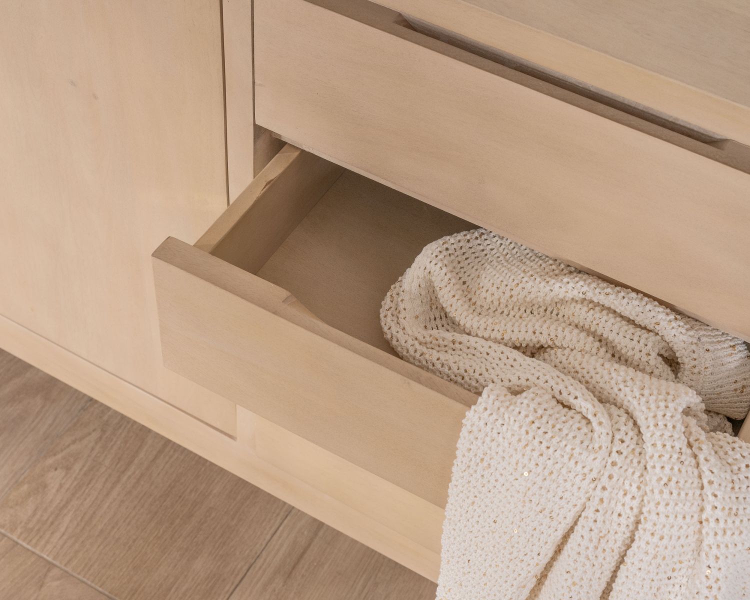 Meuble sous vasque 140 cm en manguier blanchi avec portes et tiroirs "Kahiko"