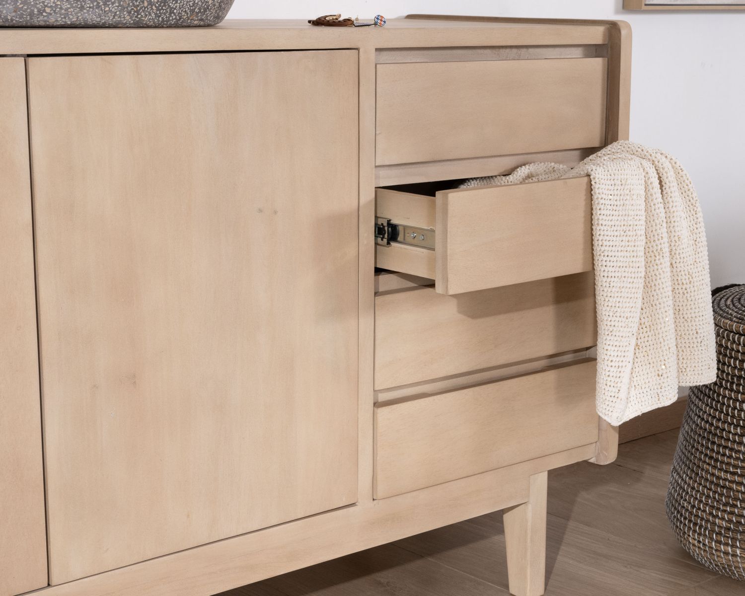 Meuble sous vasque 140 cm en manguier blanchi avec portes et tiroirs "Kahiko"